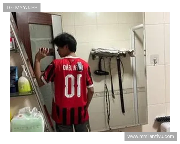 在AC米兰官方旗舰店选购官方认证的球迷服饰，展现你的忠诚与热爱